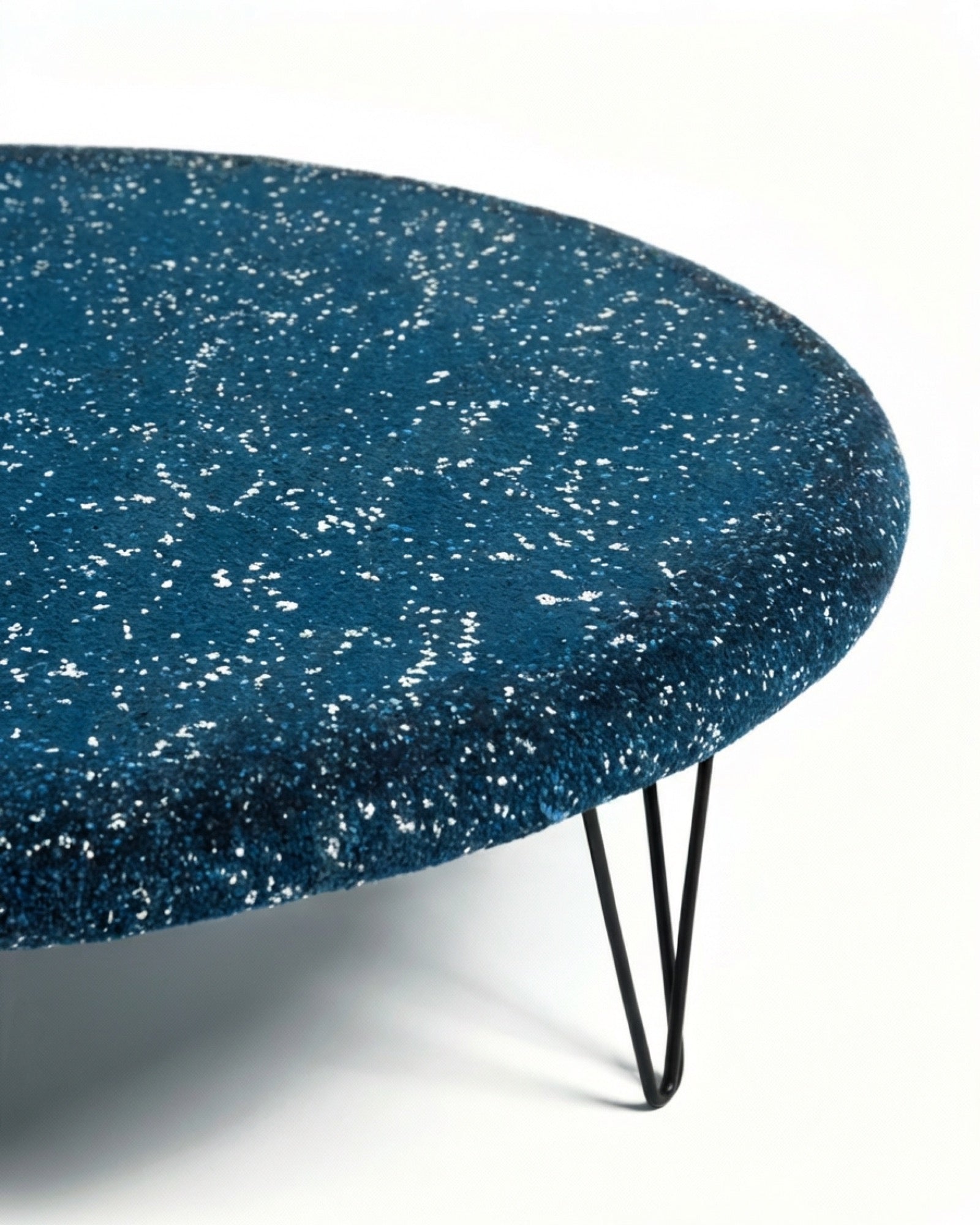 Mesa Atol com tampo orgânico em placa azul
