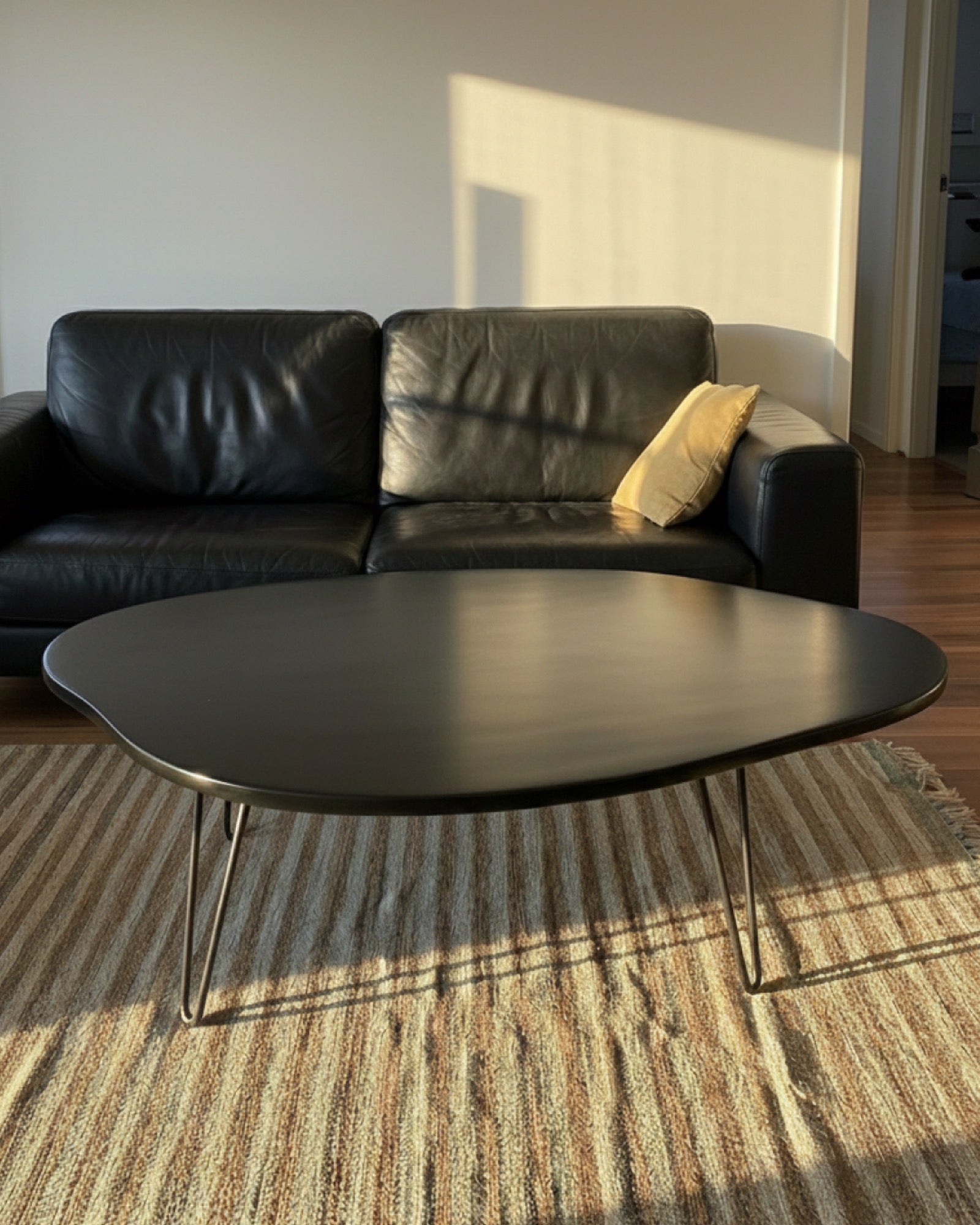 Mesa de centro Splash Preta em formato orgânico