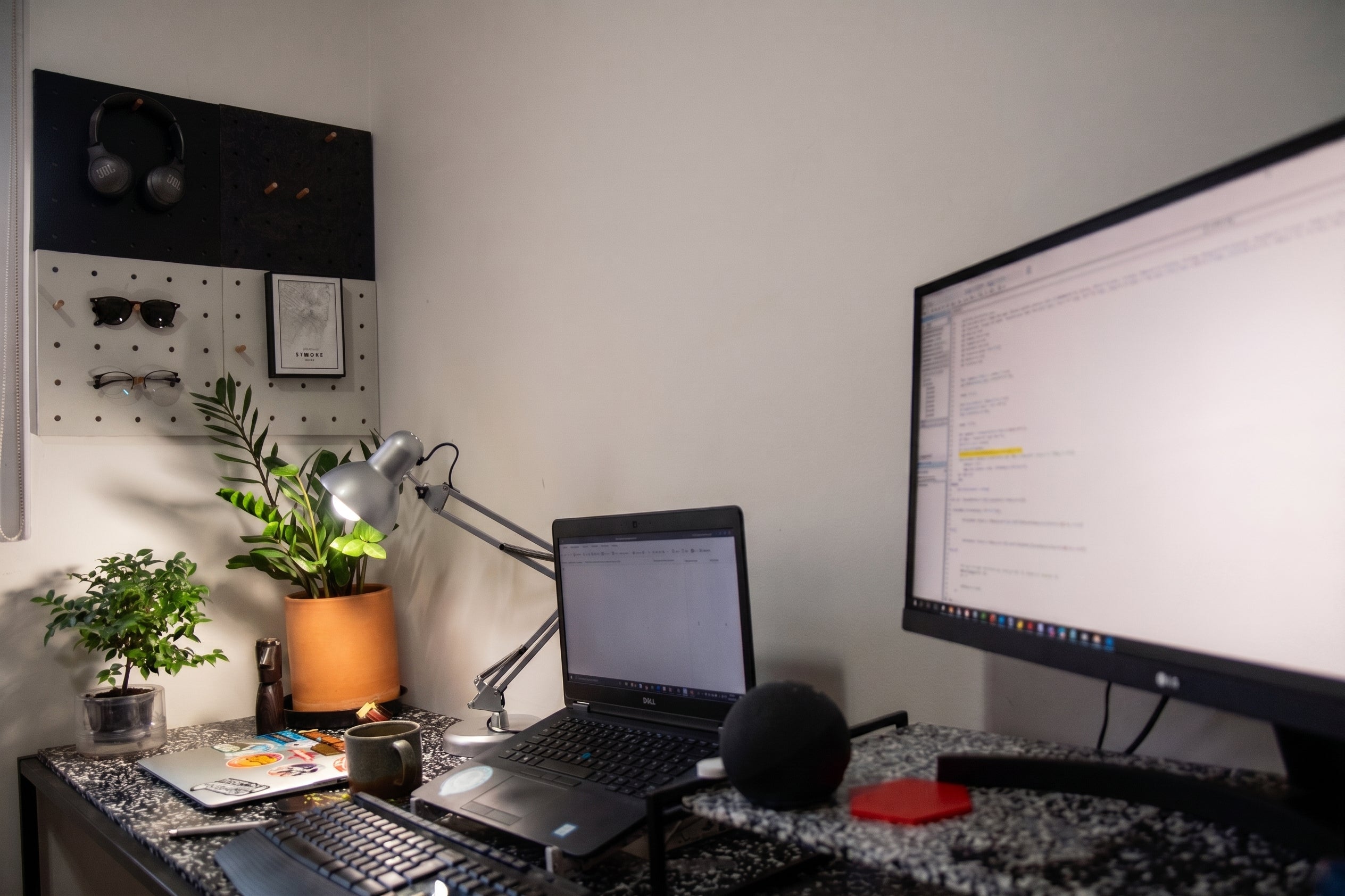 Pegboard personalizado integrado a um ambiente de trabalho