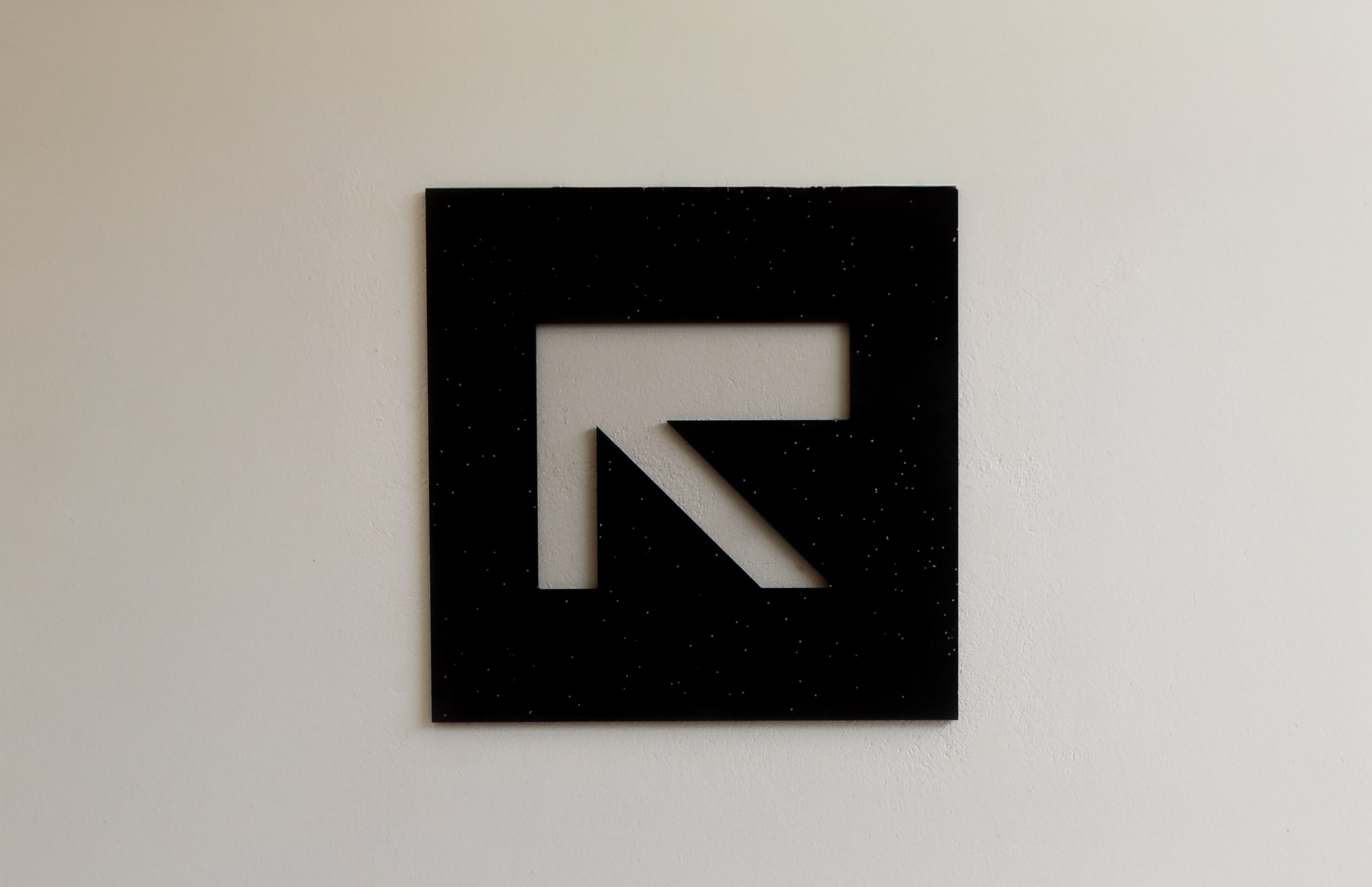Logo Rewave aplicado na parede