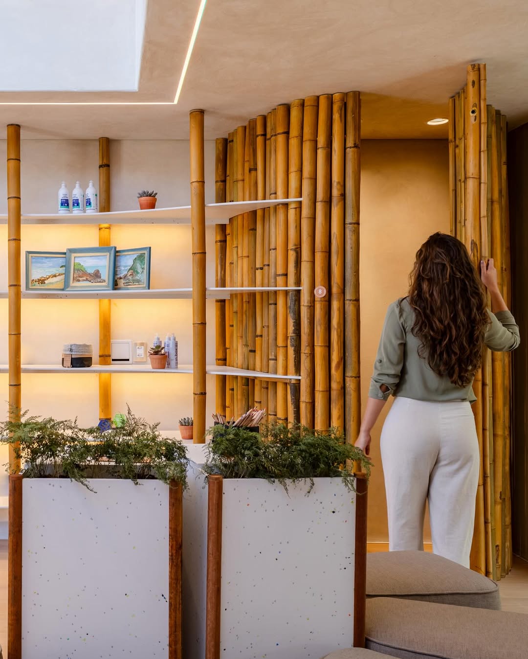 Ambiente da Galeria Panaceia com superfícies Rewave integradas à arquitetura
