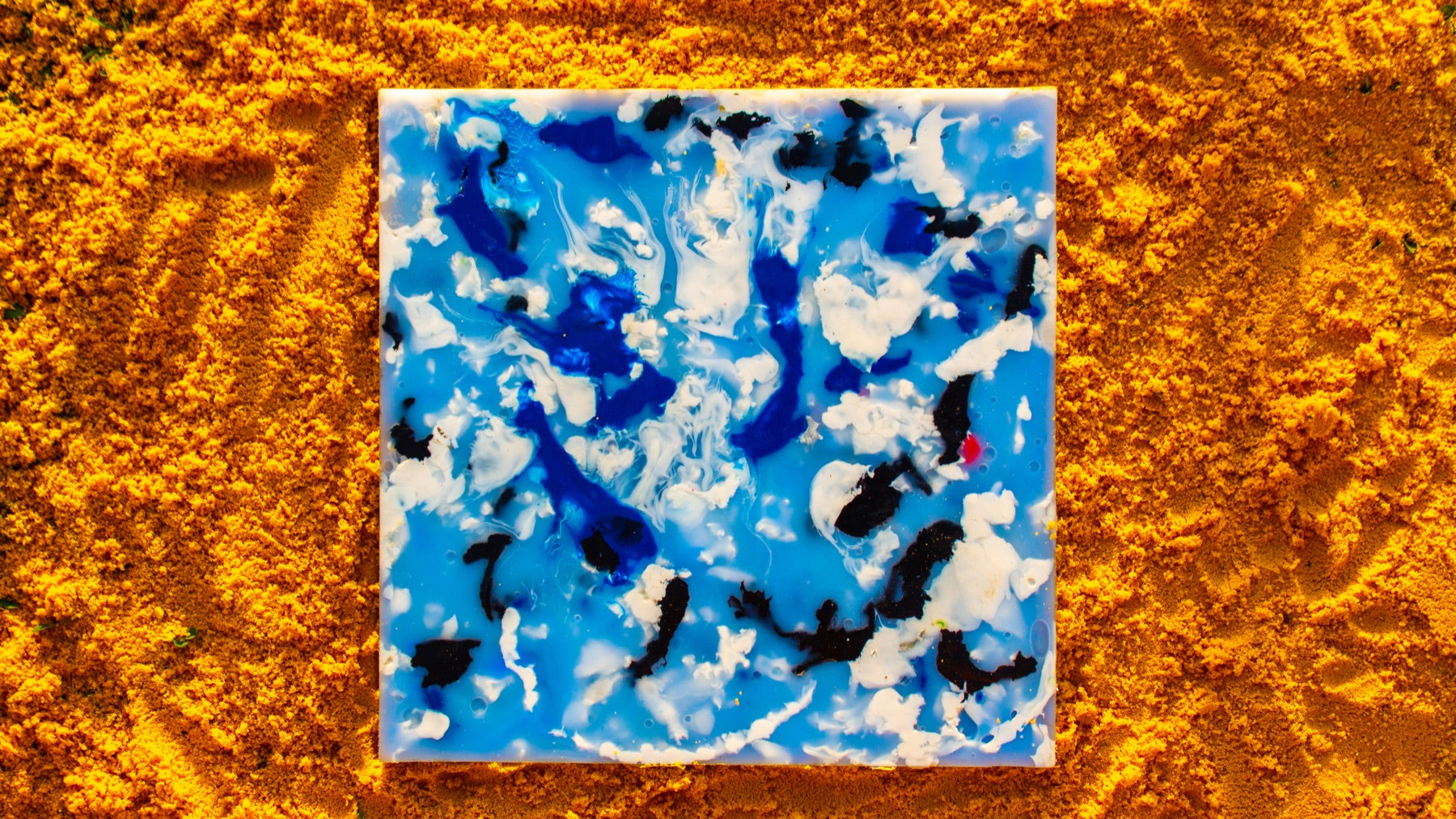 Placa Rewave azul, branca e preta sobre fundo natural laranja