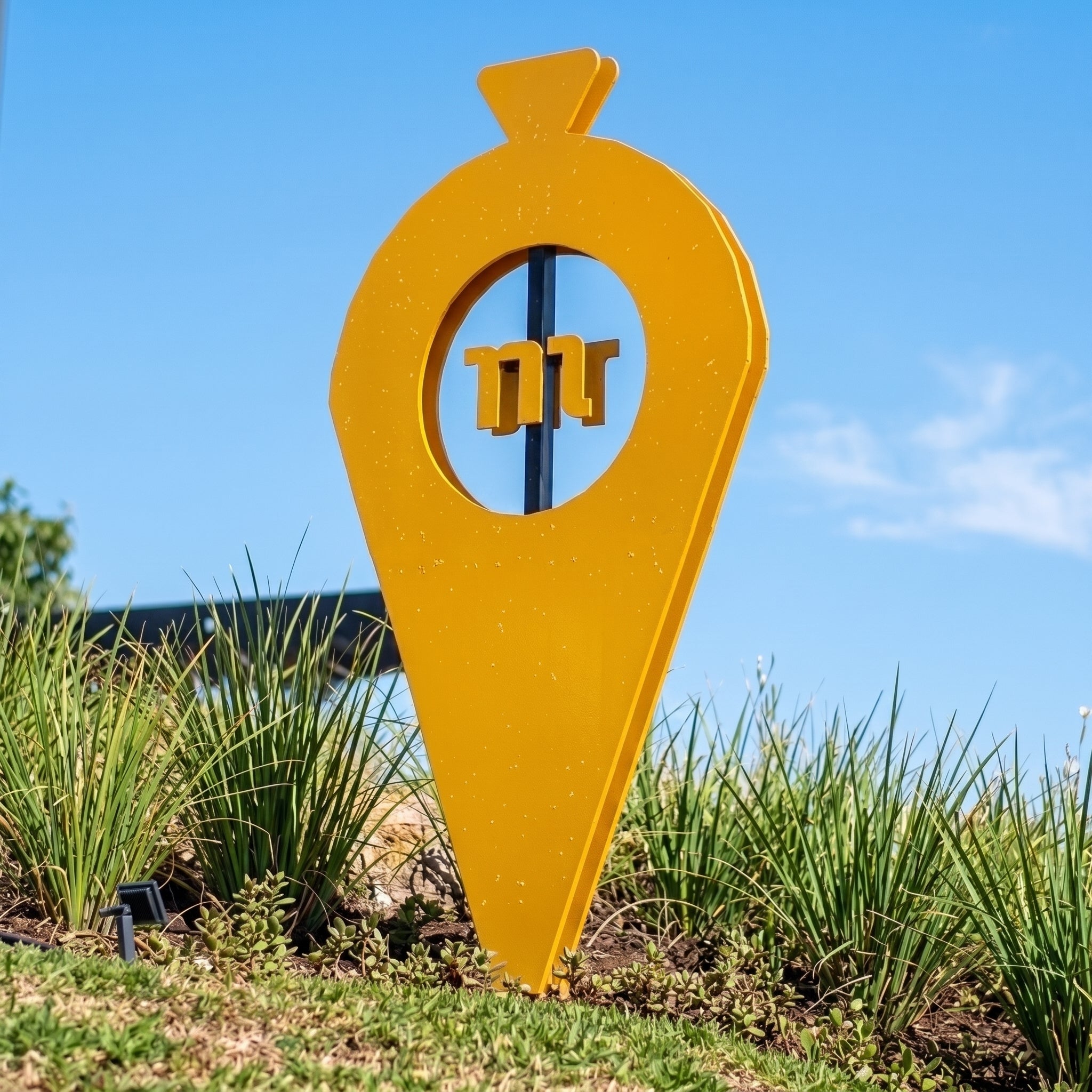 Escultura Pinhão com identidade aplicada