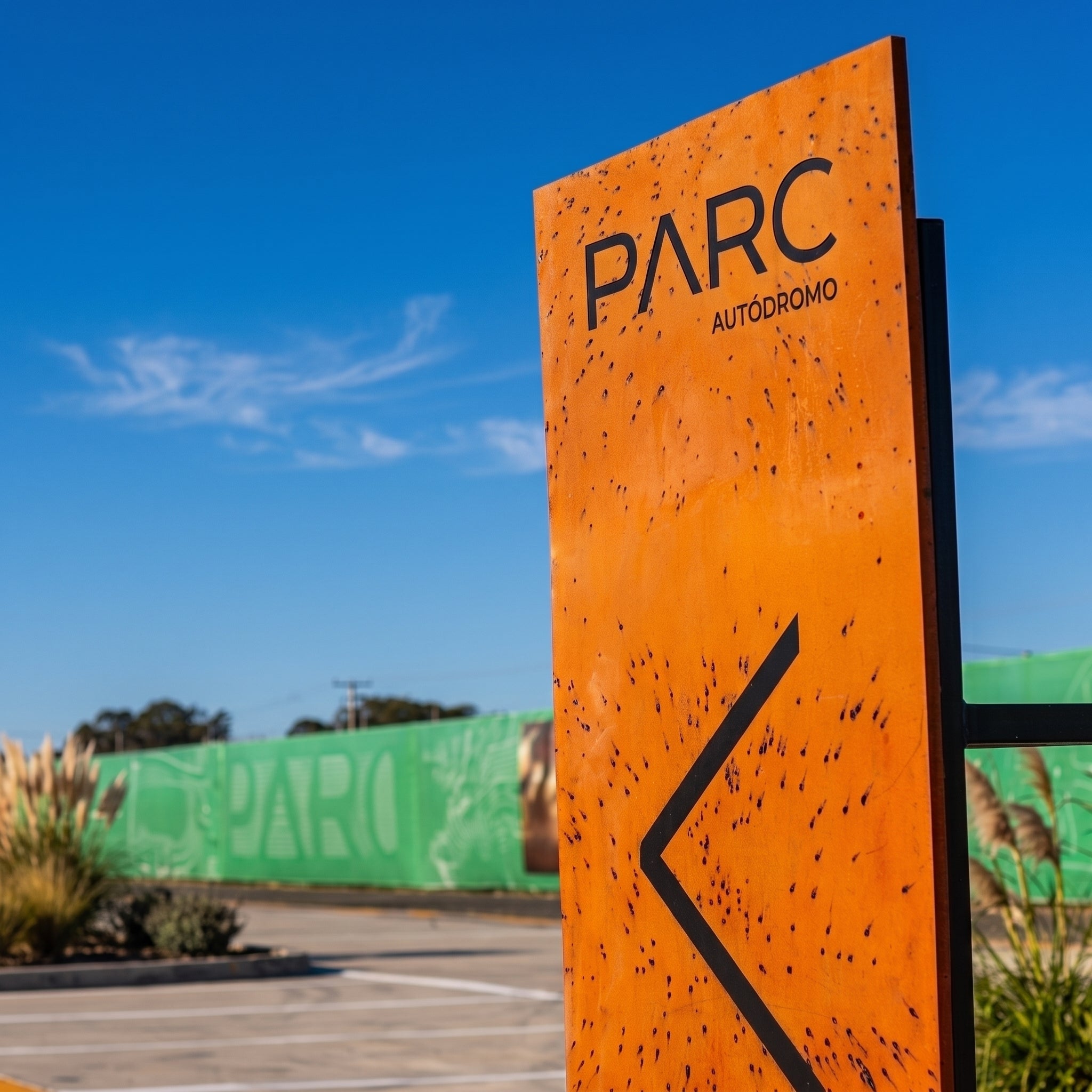 Detalhe de corte CNC no Totem PARC